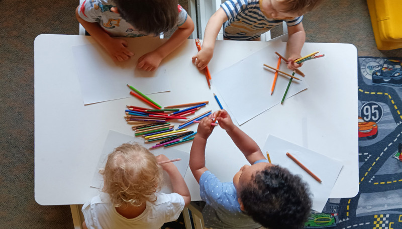 Kinder beim Malen Kinder beim Malen